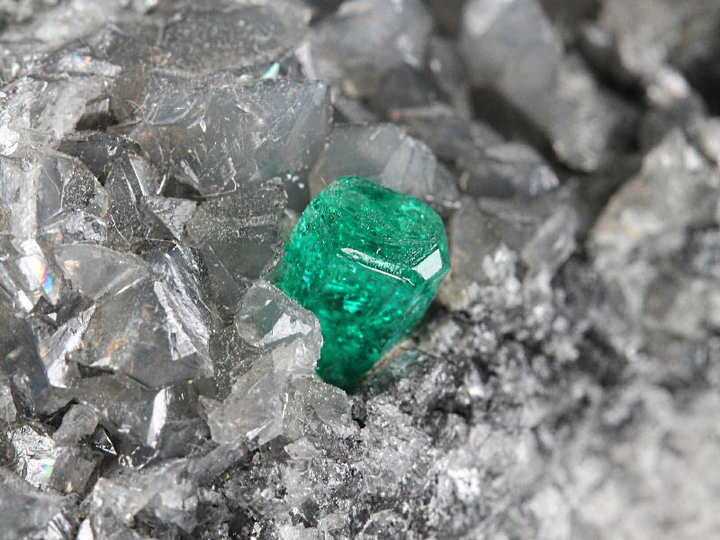 Smaragde auf Bergkristall