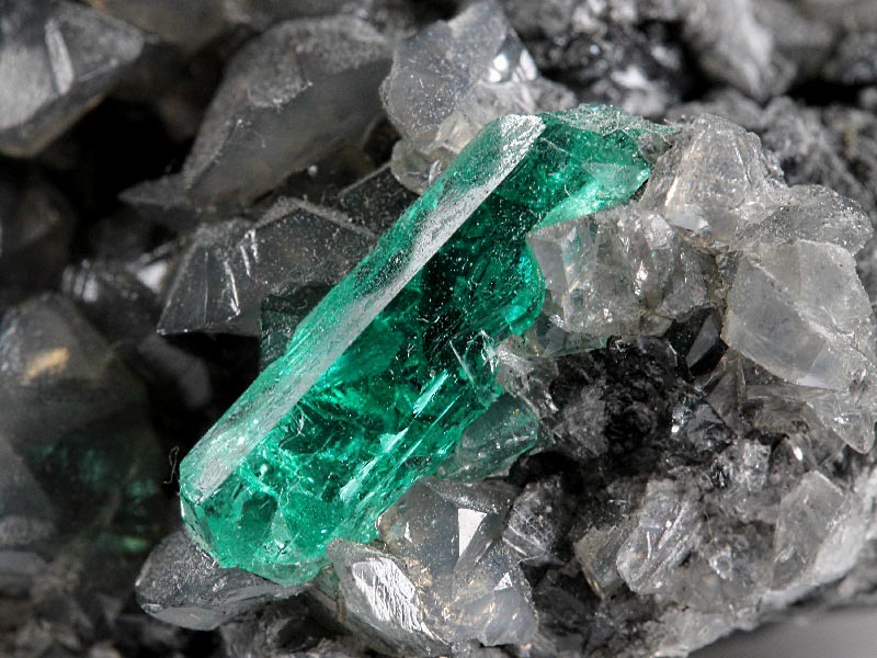 Smaragde auf Bergkristall