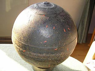 Gastank eines russischen Satelliten mit Spuren des Weltraumaufenthaltes