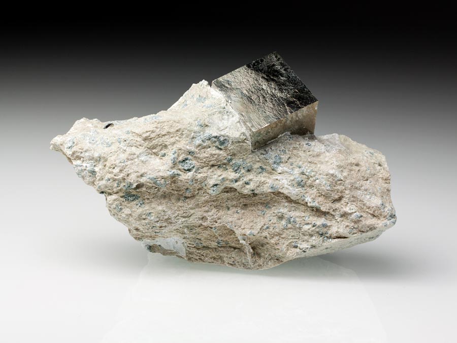 Pyritstufe mit 3 W�rfel(n)
