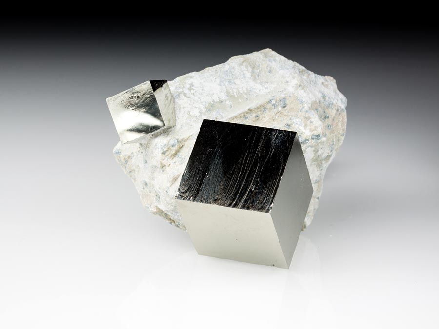 Pyritstufe mit 2 W�rfel(n)