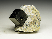 Pyritw�rfel auf Matrix
