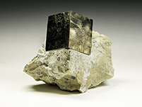 Pyritw�rfel auf Matrix