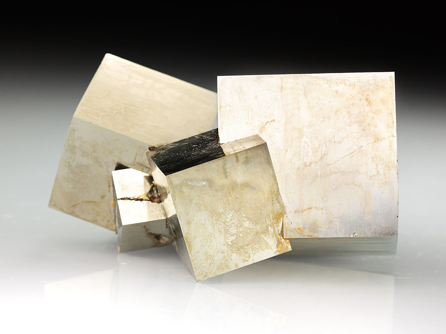 Pyritskulptur mit 4 W�rfeln