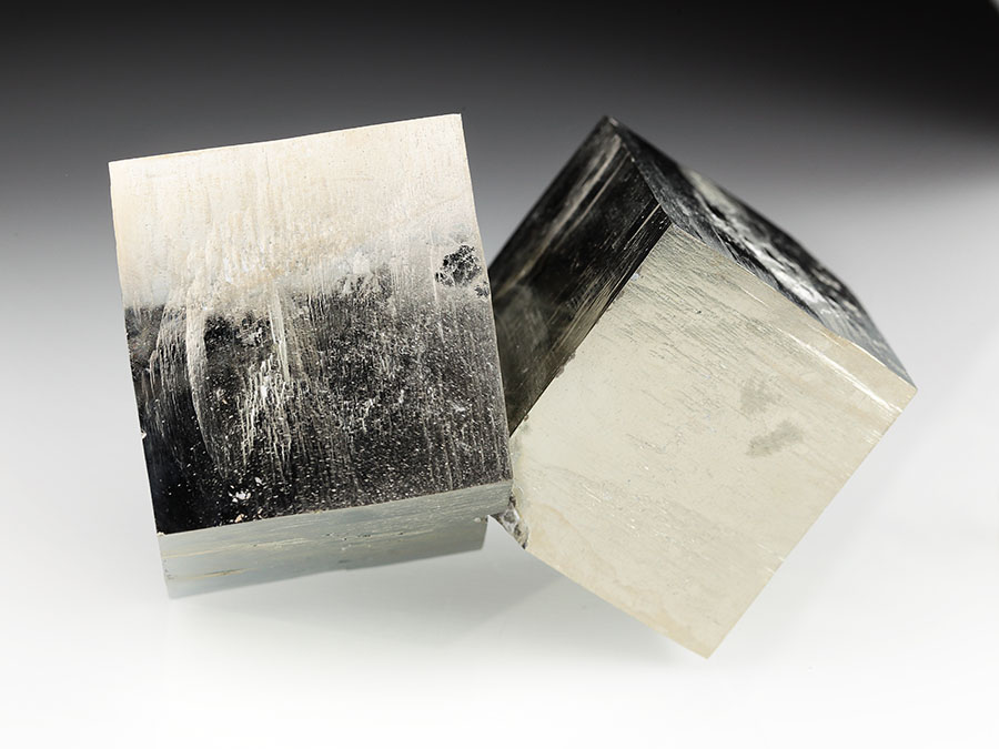 Pyritskulptur mit 2 W�rfeln