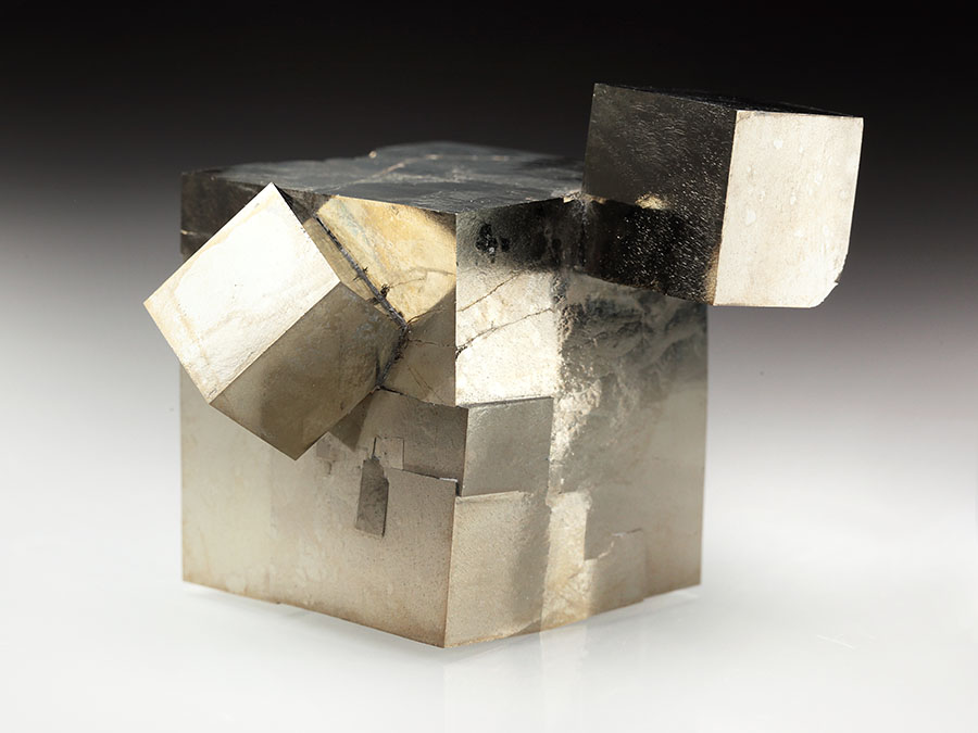Pyritskulptur mit 3 W�rfeln