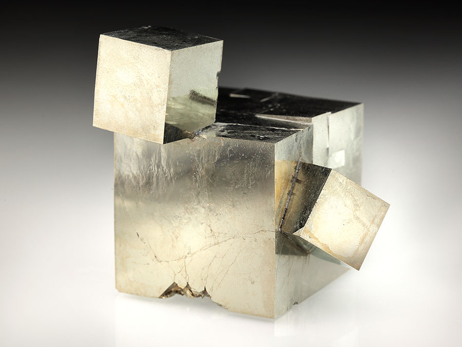 Pyritskulptur mit 3 W�rfeln