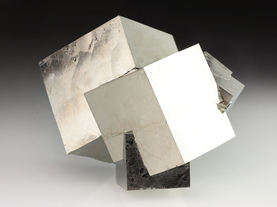 Pyritskulptur mit 4 W�rfeln