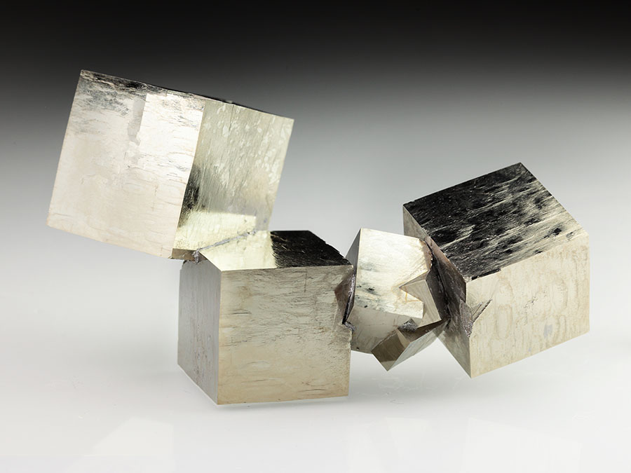 Pyritskulptur mit 4 W�rfeln