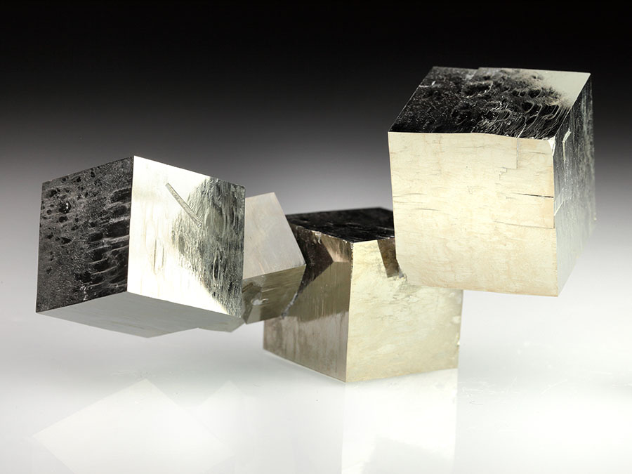 Pyritskulptur mit 4 W�rfeln