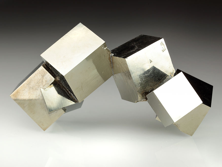 Pyritskulptur mit 5 W�rfeln