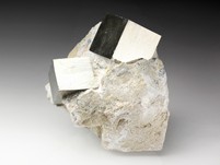 Pyritw�rfel auf Matrix