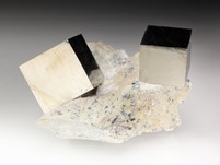 Pyritw�rfel auf Matrix