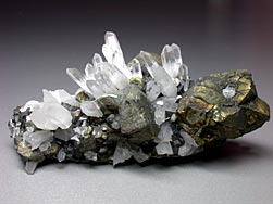 Bergkristall mit Pyrit und Siderit