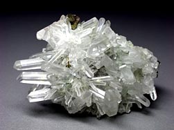 Bergkristall mit Pyrit und Siderit